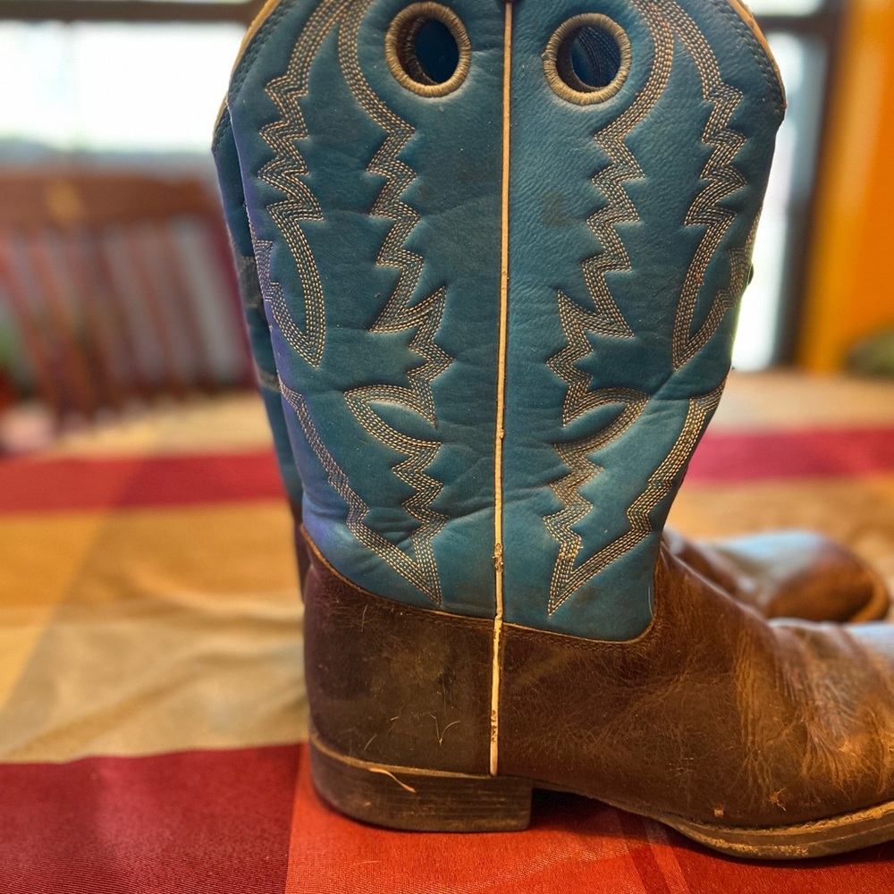 Used Justin Boots size 6D.